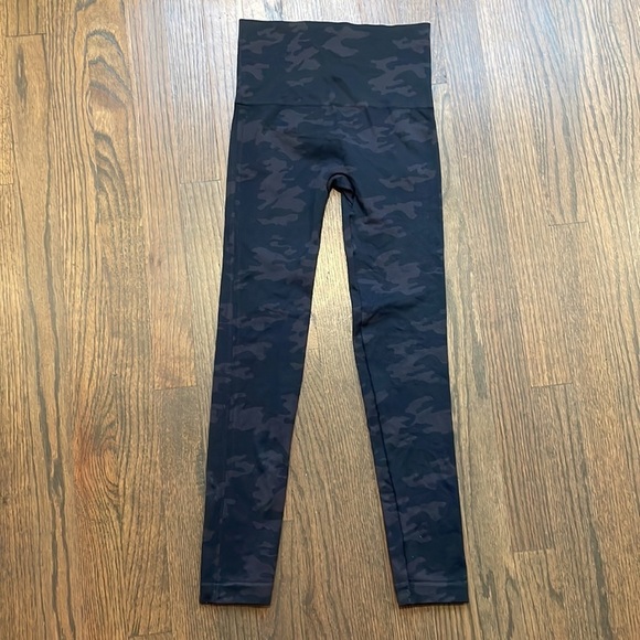 SPANX Look at Me Now Seamless Leggings Black Camo Small - Picture 8 of 11